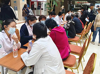 腫瘤中心開展“腫瘤防治宣傳周”義診