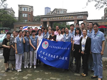 義工進社區(qū)美化環(huán)境